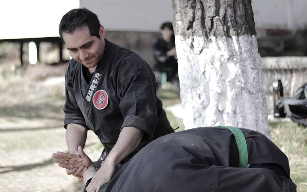 Instructor de Bujinkan Dojo México realizando una llave