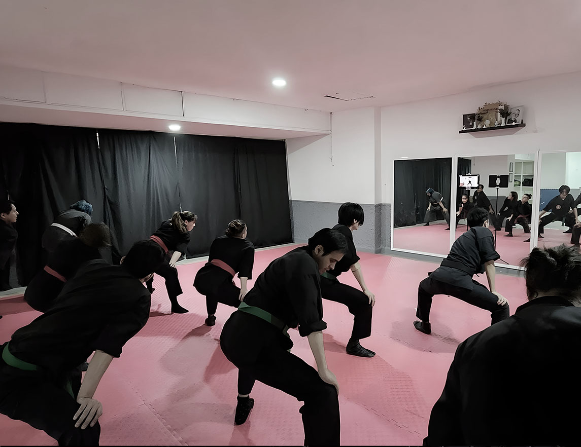 Estudiantes de Ninjutsu entrenando